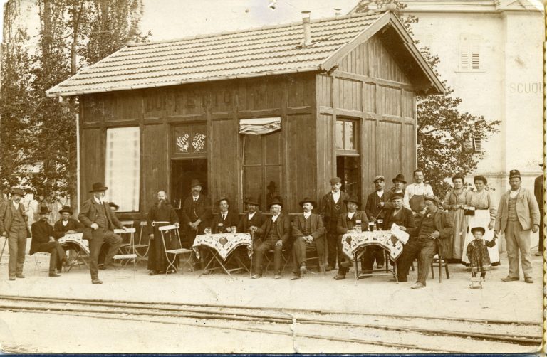 Taio: Piazza S.Vittore. Vecchio buffet (13-12-1911)